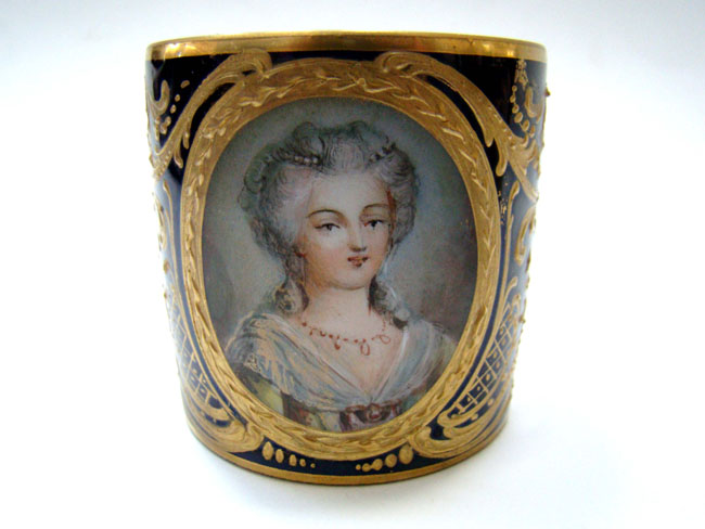 A fine pair of late 18th or early 19th century French bone china cups featuring Marie Antoinette and — image 3
